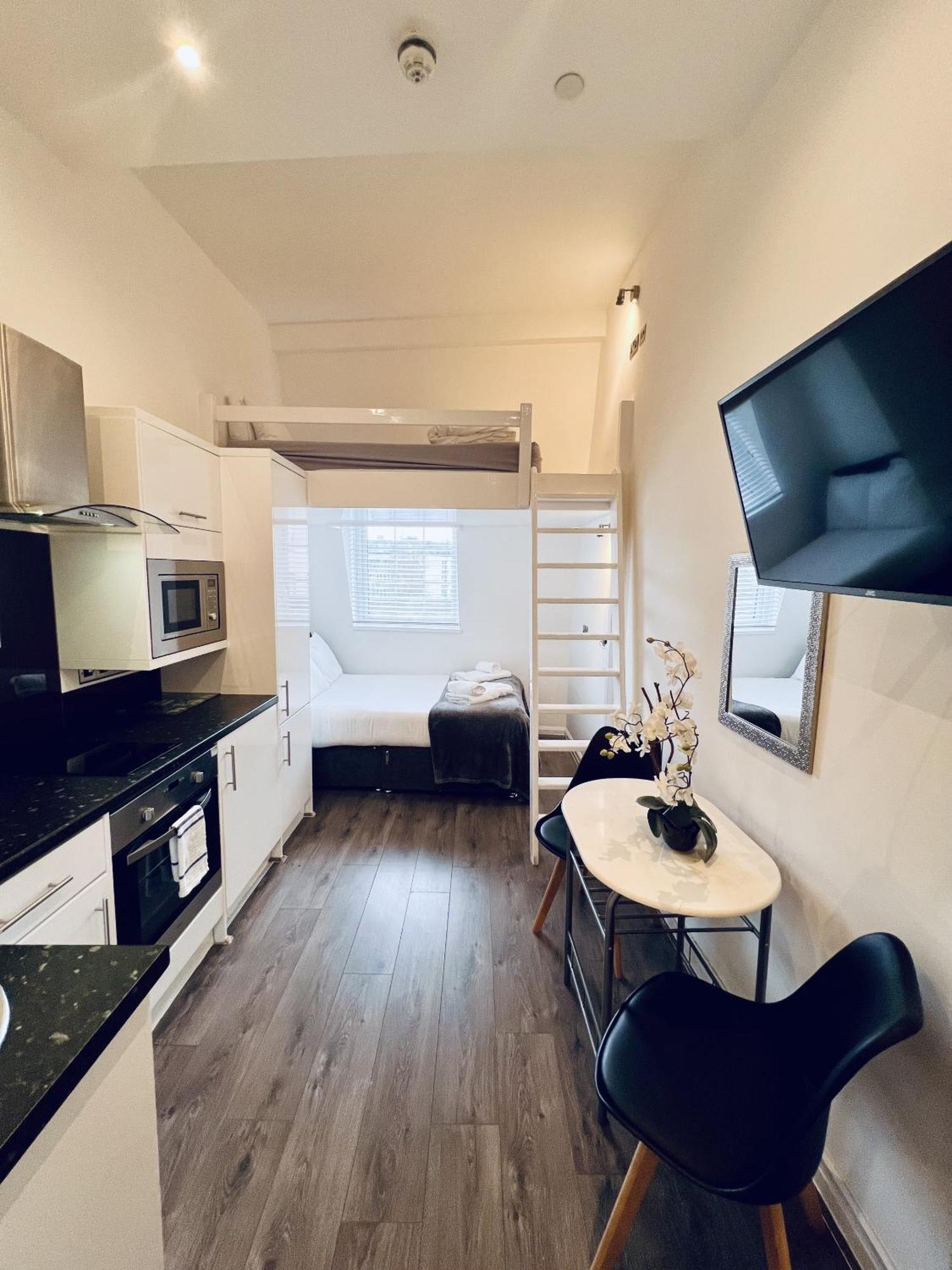 Foxhouse Studio Apartments Плаймаут Экстерьер фото